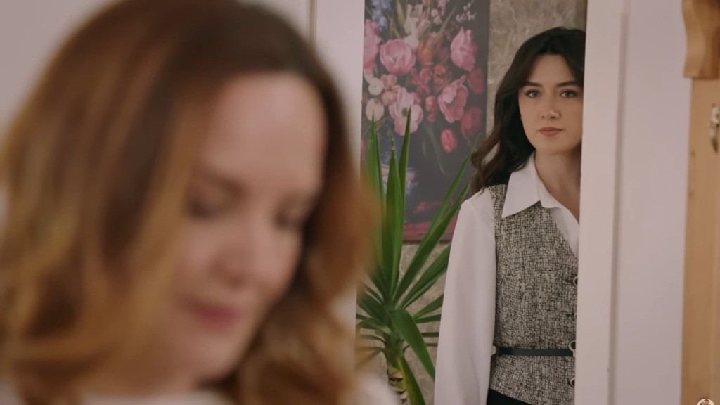 Zeynep ukradkiem obserwuje znajdującą się w kuchni Songul.