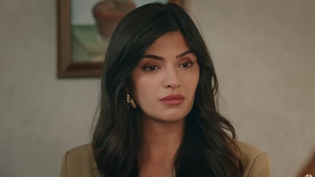 Zbliżenie na poważną, pewną siebie twarz Gozde.