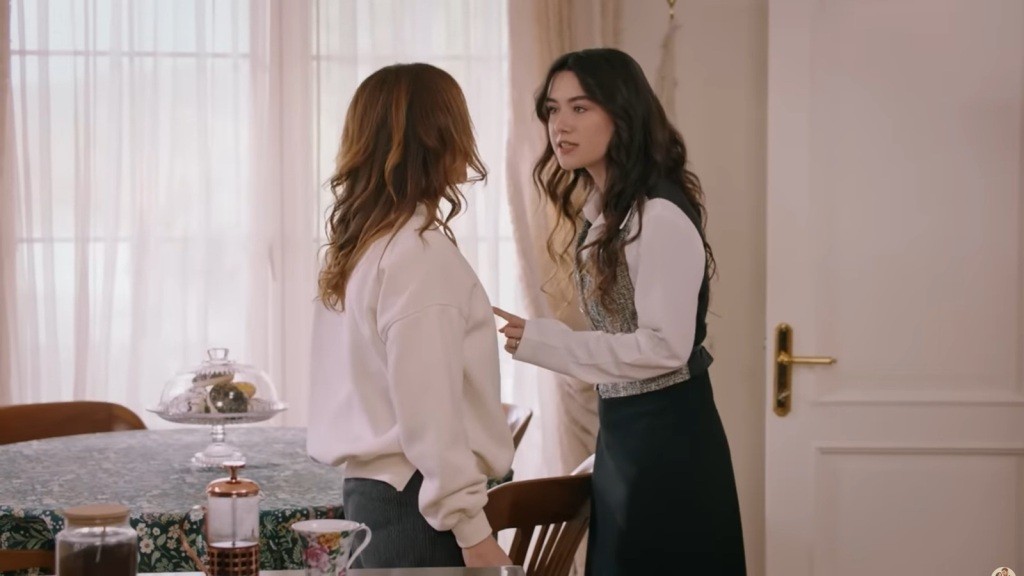 Zeynep spogląda groźnie prosto w oczy Songü, ostrzegawczo unosząc palec wskazujący.