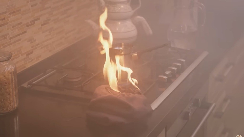 Zbliżenie na blat, na którym pali się ścierka.