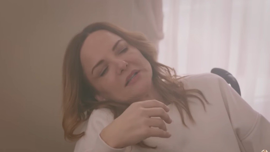 Songul dusi się w zadymionym pomieszczeniu.