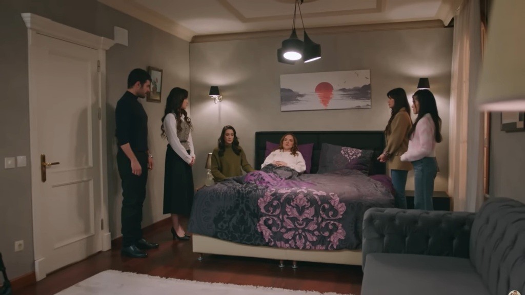 Domownicy gromadzą się wokół łóżka Songül.