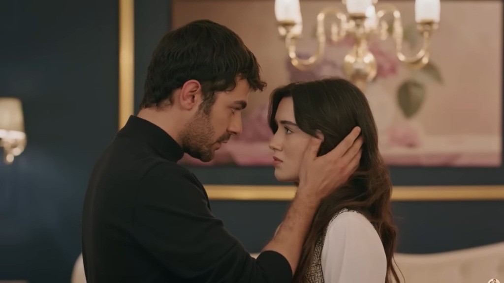 Halil dotyka włosów Zeynep i patrzy jej prosto w oczy.