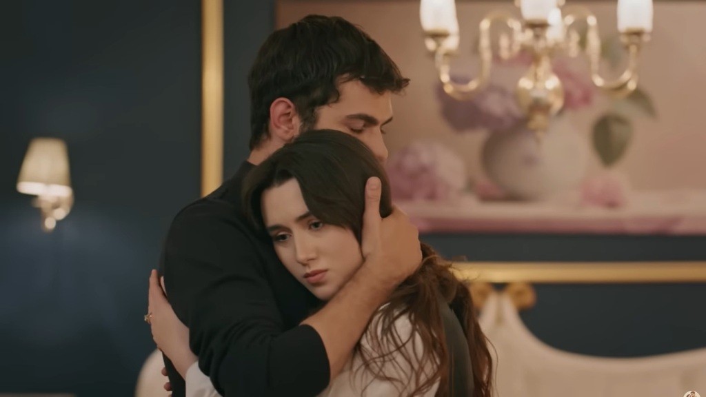 Halil obejmuje Zeynep i przytula jej twarz do swojej piersi.