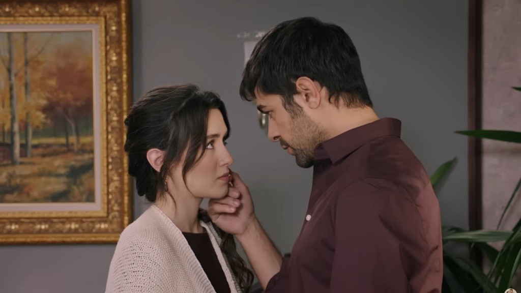 Halil dotyka policzka Zeynep, patrząc jej prosto w oczy.