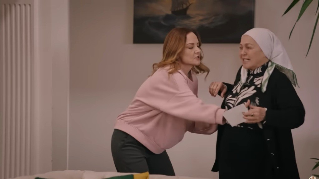 Songul próbuje zabrać zdjęcie Zumrut.