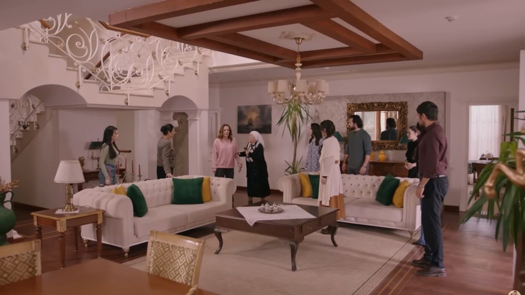 Songul stoi na oczach wszystkich domowników w salonie.