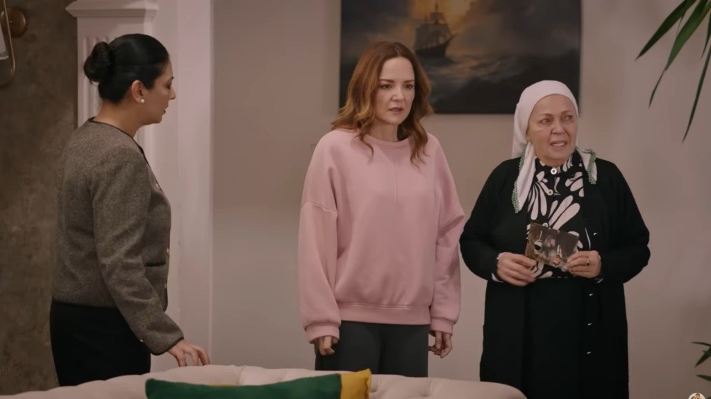 Songul stoi w salonie o własnych siłach. Obok niej stoją Tulay i Zumrut.