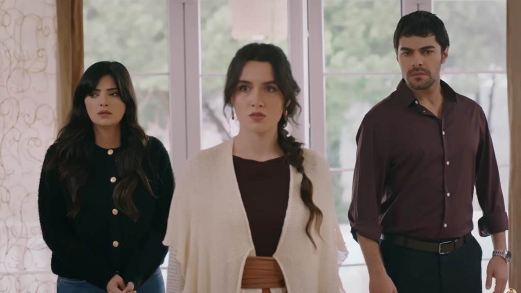 Gozde, Zeynep i Halil patrzą z niedowierzaniem.