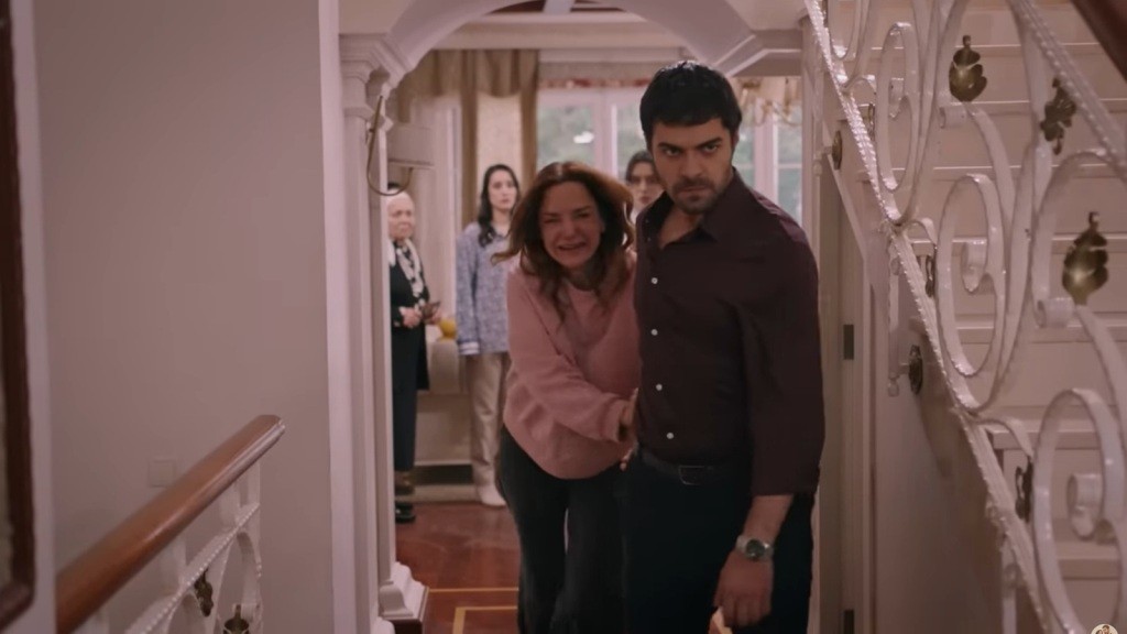 Halil wyrzuca Songul z domu.