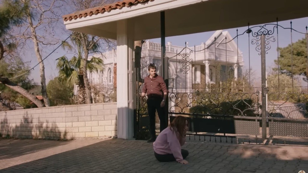 Halil wyrzuca Songul za bramę.