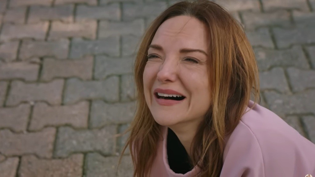 Songul jest zrozpaczona.