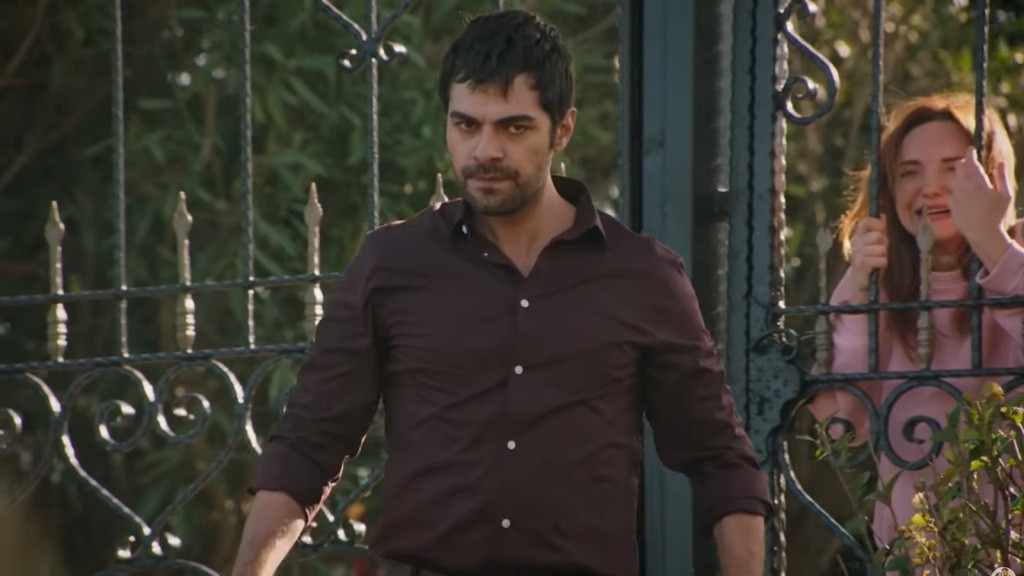 Halil odwraca się od ciotki, która trzyma się krat bramy, szlochając.