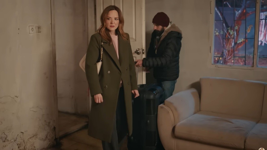 Fikret przyprowadza Songul do jej nowego domu.