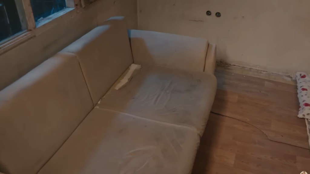 Stara, brudna i zniszczona kanapa w nowym domu Songul.