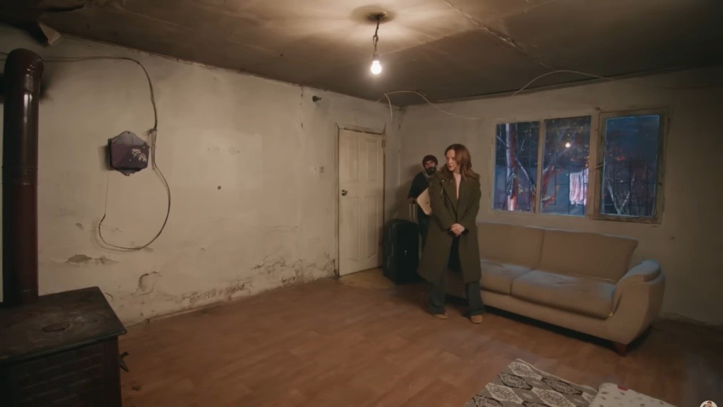 Songul rozgląda się po brudnym, odrażającym wnętrzu swojego nowego domu.