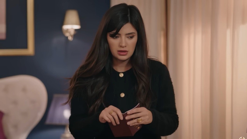 Gozde trzyma w rękach paszport, jakby chciała go rozerwać.