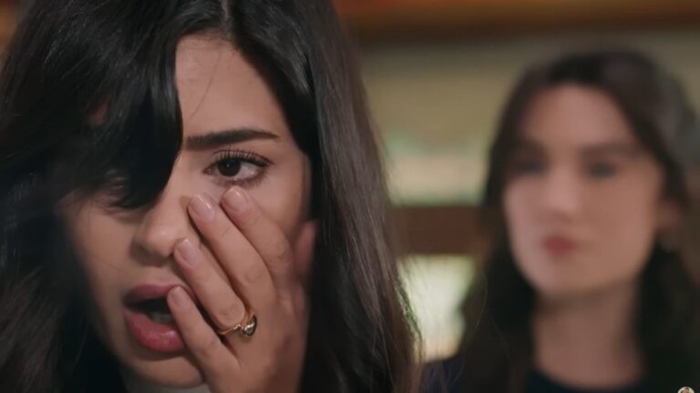 Zeynep policzkuje Gozde.