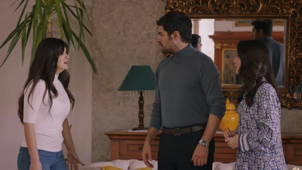 Gozde staje przed Halilem i Gulhan.