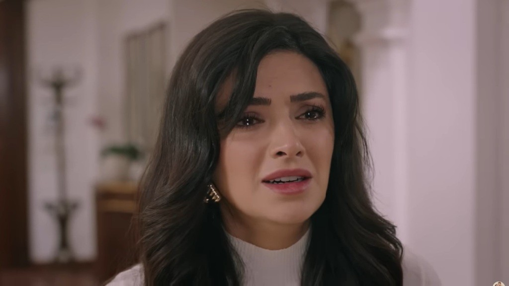 Zbliżenie na zapłakaną twarz Gozde.