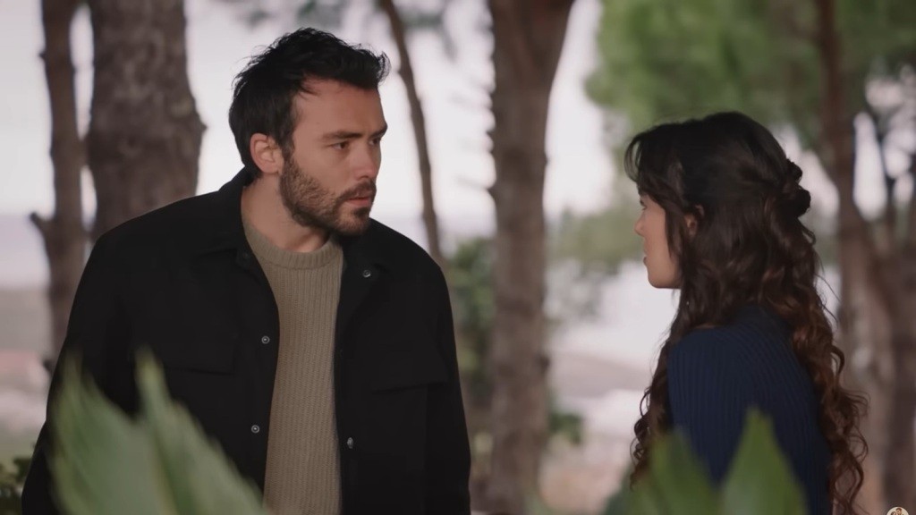 Zeynep rozmawia z Hakanem w altanie.