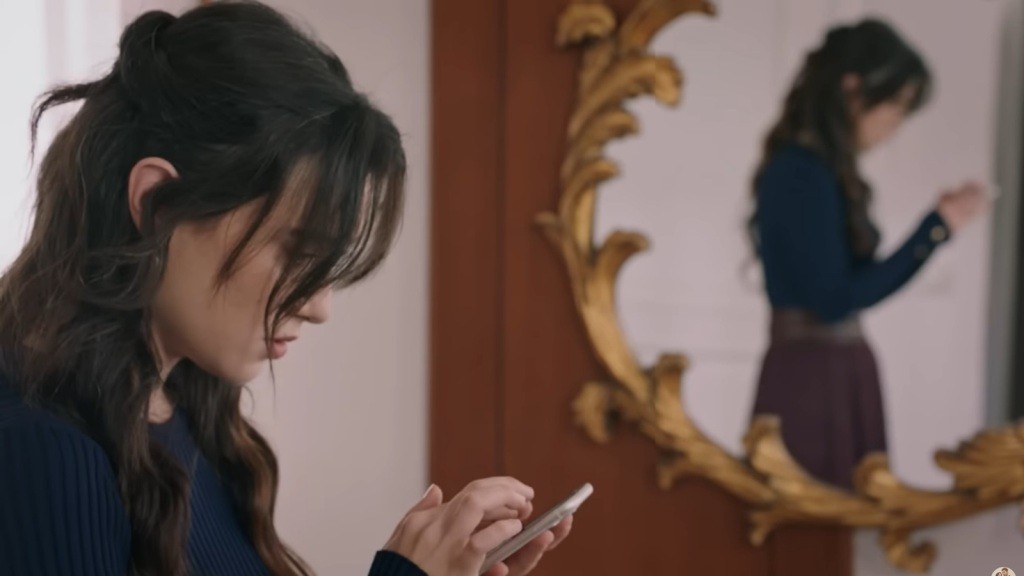 Zeynep przeszukuje telefon Gozde.