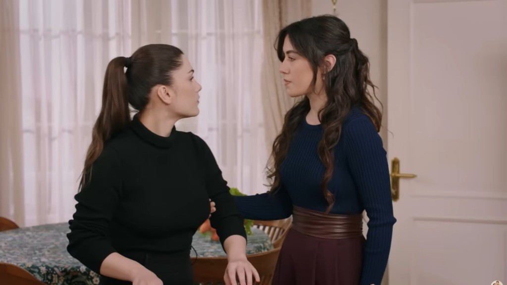 Zeynep chwyta Arzu za ramię.