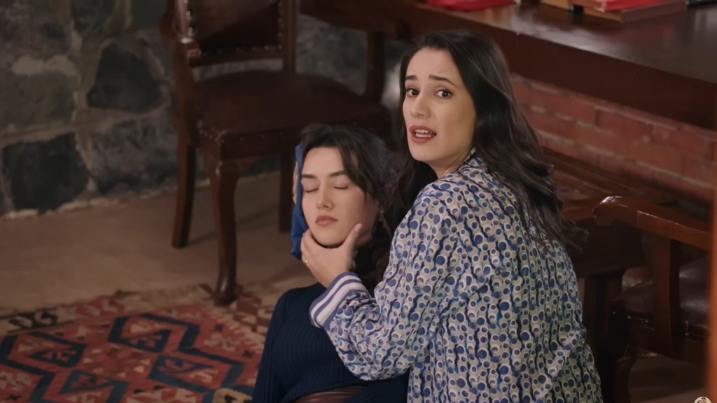 Gulhan znajduje nieprzytomną Zeynep w pracowni.