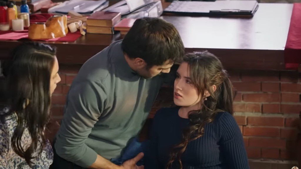 Halil pochyla się nad Zeynep, która powoli dochodzi do siebie.