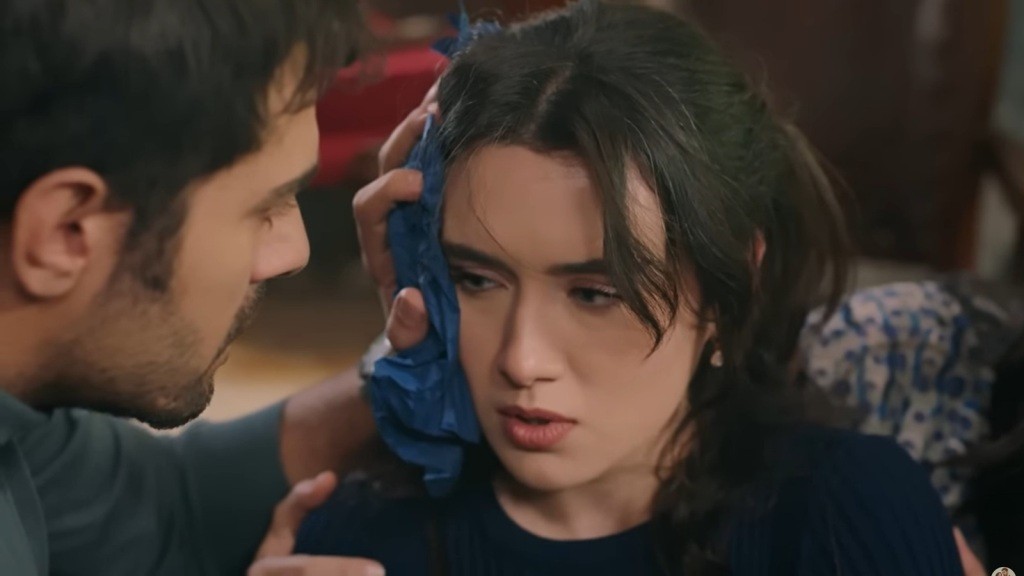 Halil trzyma kompres przy głowie Zeynep.