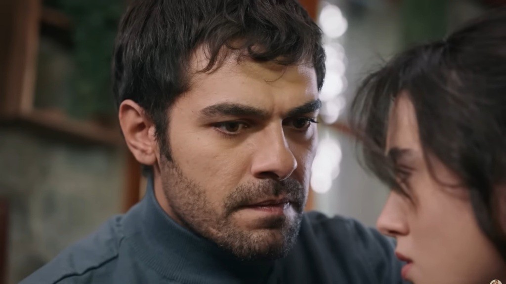 Halil z malującym się na twarzy gniewem wysłuchuje słów Zeynep.