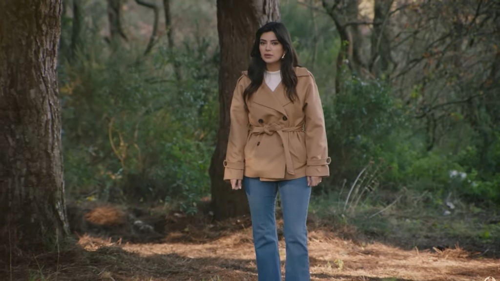 Gozde jest w lesie, gdzie czeka na Zeynep.