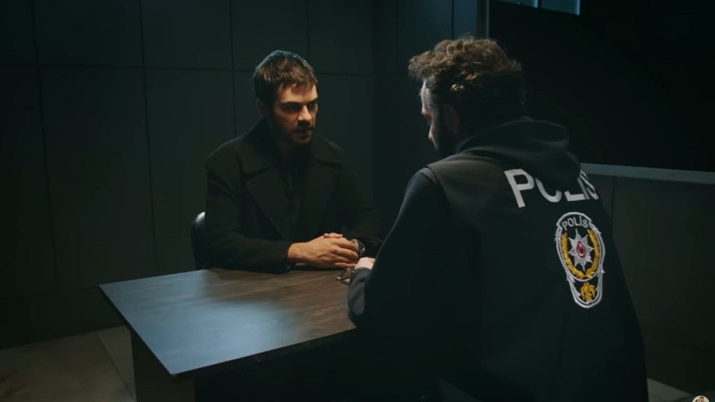 Halil jest przesłuchiwany w ciemnym pokoju przesłuchań.