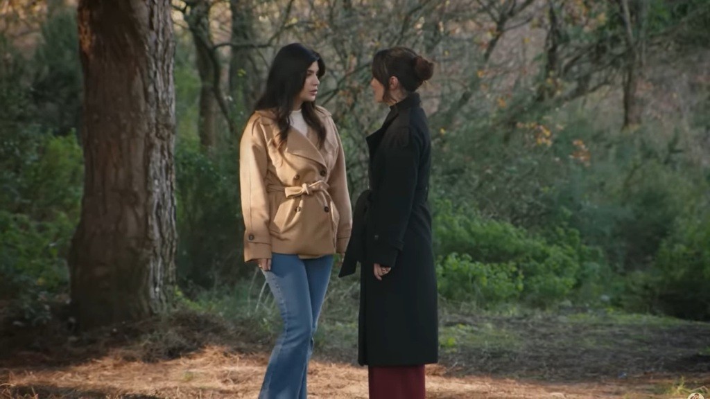 Gozde stoi twarzą w twarz z Zeynep i patrzy jej groźnie w oczy.