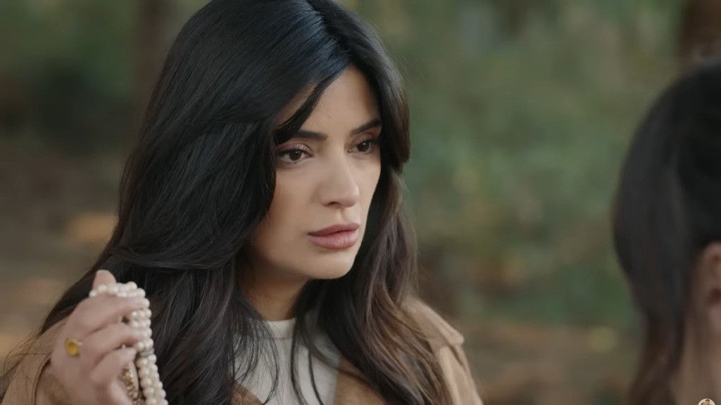 Gozde pokazuje Zeynep perłowy naszyjnik.