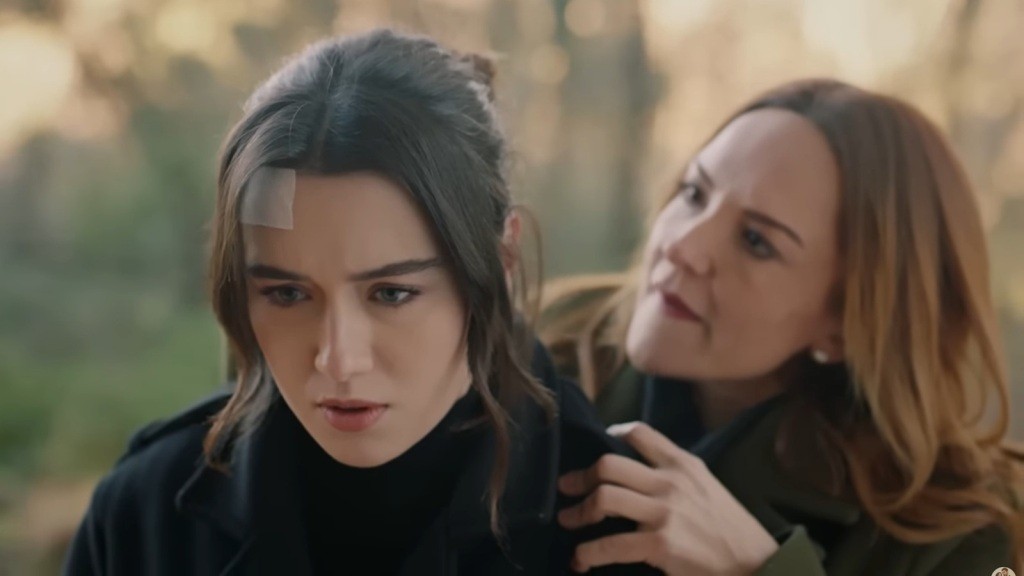 Songul zachodzi Zeynep od tyłu.