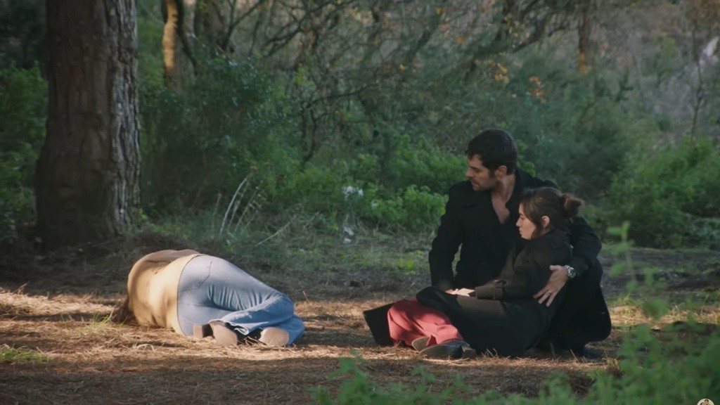 Halil obejmuje Zeynep. Oboje patrzą na umierającą Gozde.