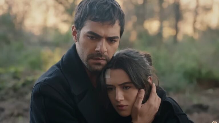 Halil obejmuje Zeynep.