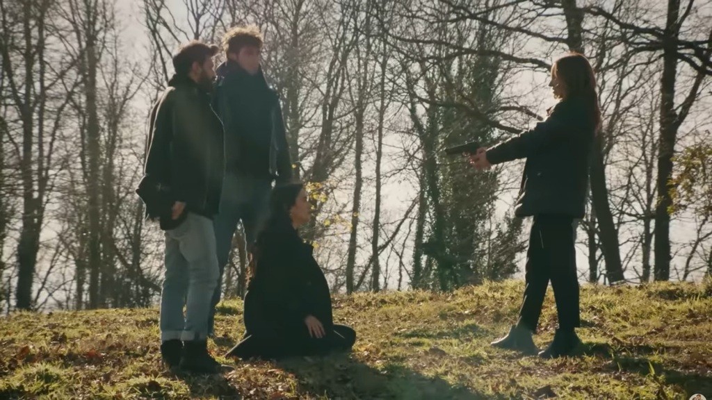 Songul caluje do klęczącej przed nią Zeynep.