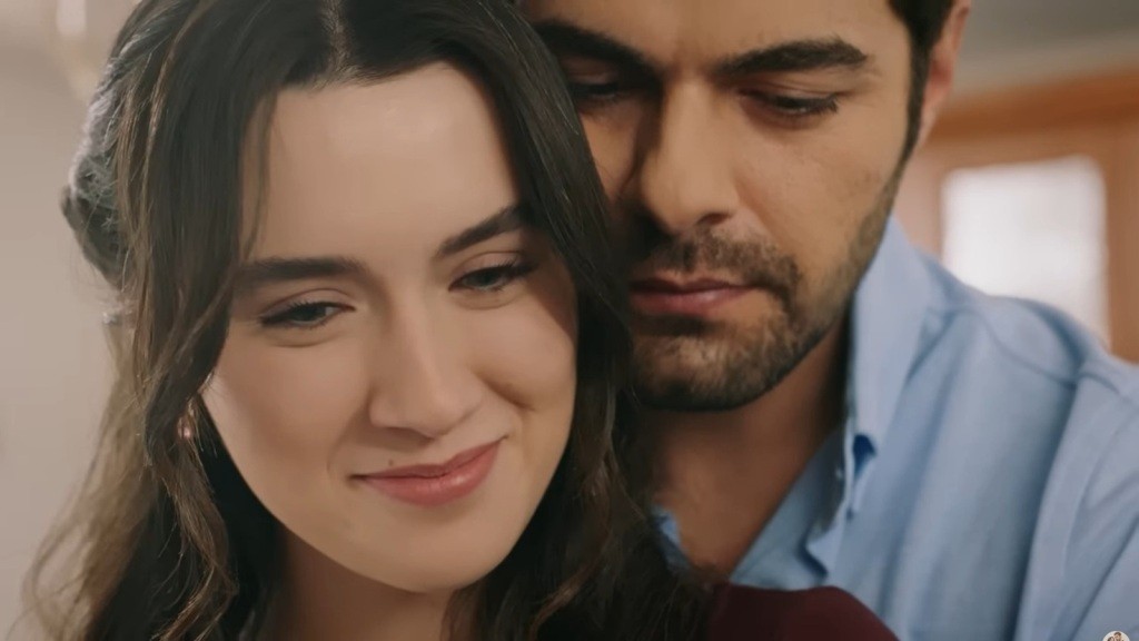 Zbliżenie na uśmiechnięte i szczęśliwe twarze Halila i Zeynep.