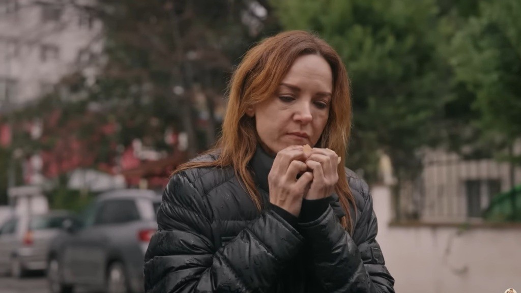 Songul je suchą bułkę.