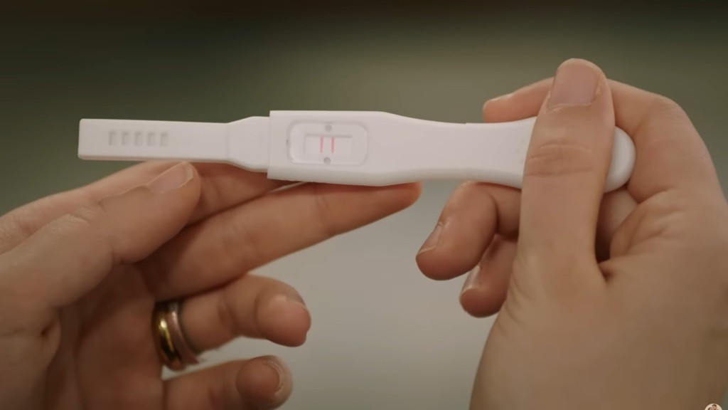 Dwie czerwone kreski na teście ciążowym.