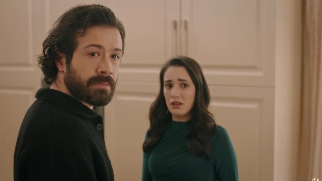 Tekin i Gulhan są poruszeni.