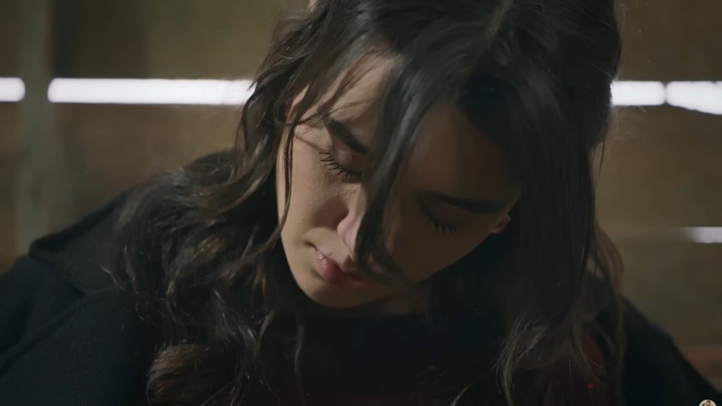 Głowa Zeynep opada. Wydaje się, że straciła przytomność.