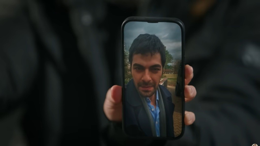 Twarz Halila na ekranie telefonu.