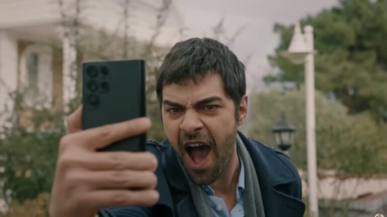 Halil krzyczy do telefonu.