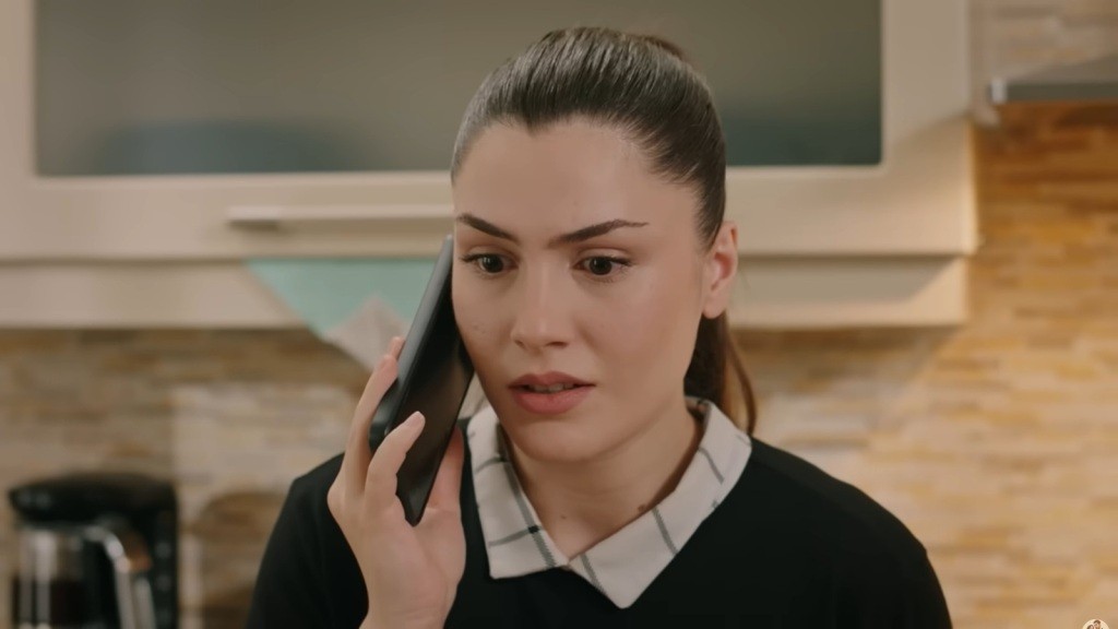 Arzu rozmawia przez telefon.
