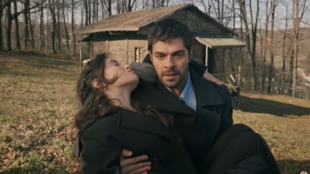 Halil wynosi nieprzytomną Zeynep z chaty w lesie.