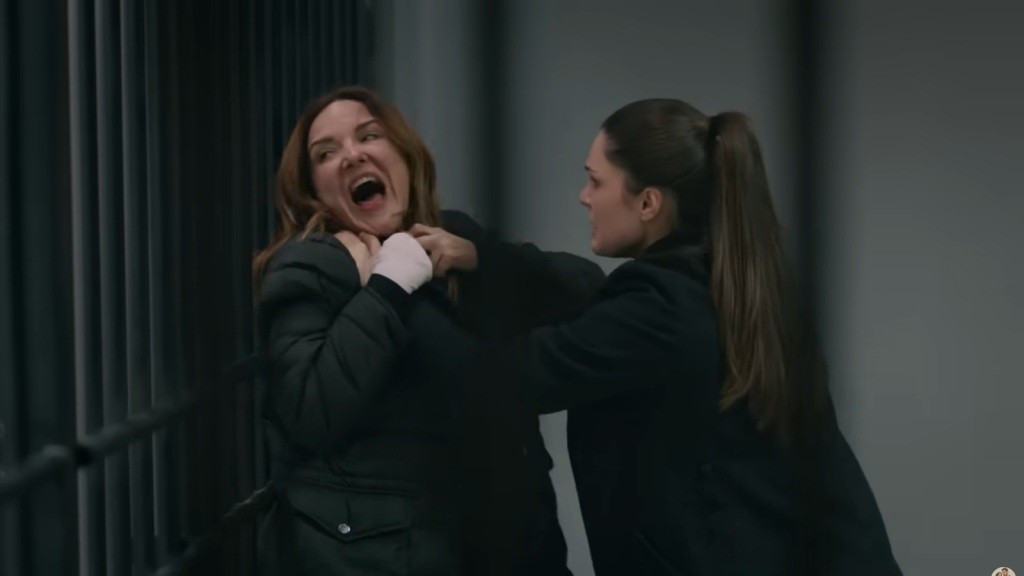 Arzu zaciska dłonie na szyi Songul, która krzyczy, wzywając pomocy.