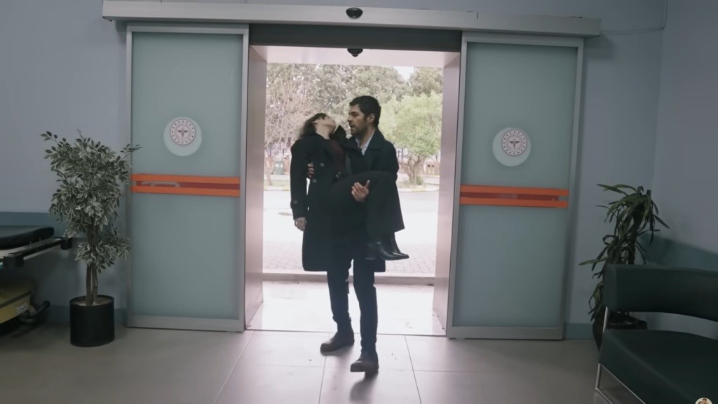 Halil wnosi Zeynep do szpitala.